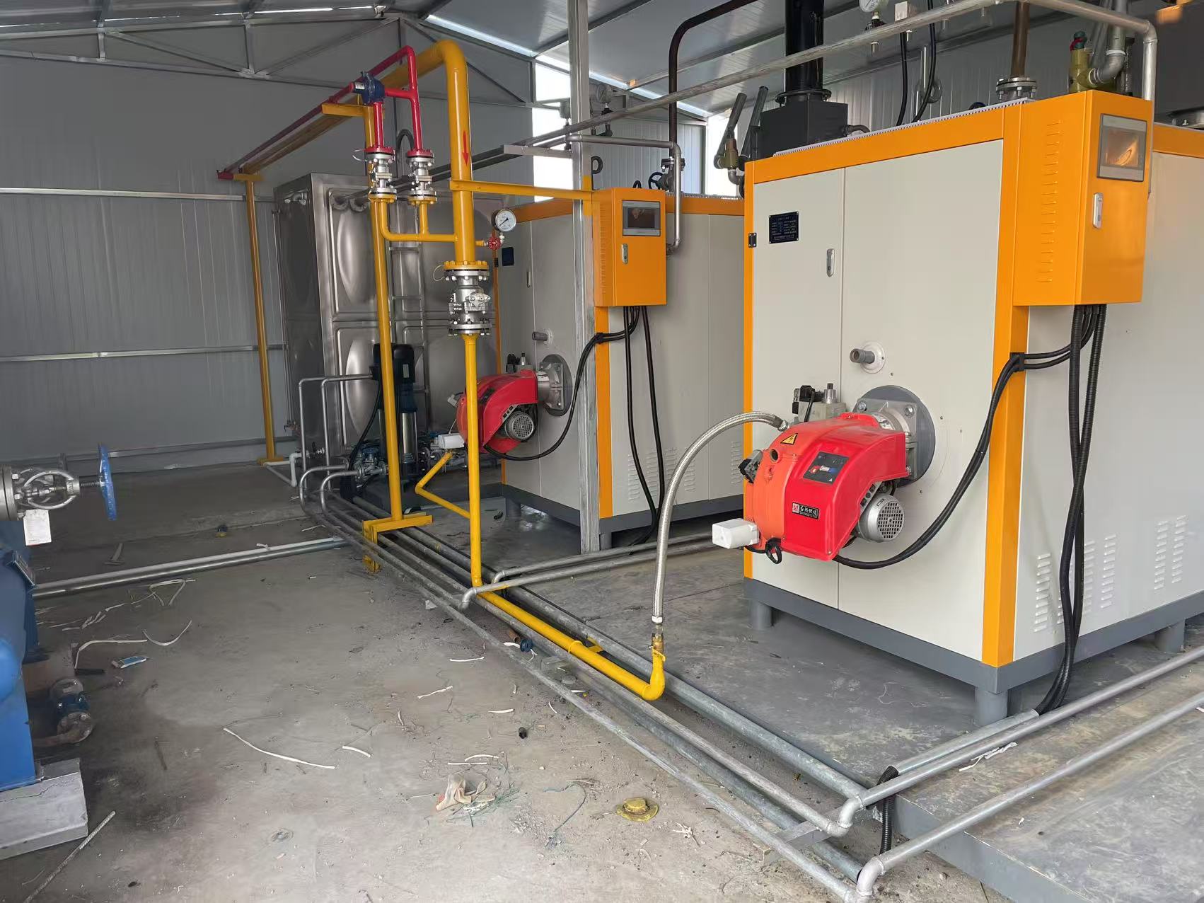 如皋廚房垃圾處理設備安裝工地實景！配套2臺500公斤免檢蒸汽發(fā)生器。